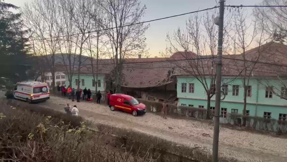 Un perete al internatului unui liceu din Harghita s-a prăbuşit. Un elev a murit și alți trei au fost răniți. FOTO - Imaginea 11
