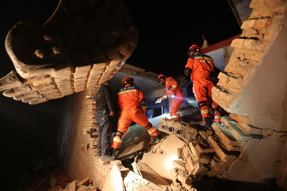 Cutremur devastator în China: cel puțin 127 morți și 730 de răniți. Temperaturile de până la -14 grade îngreunează căutările - Imaginea 1