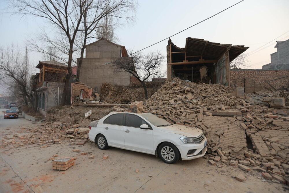 Cutremur devastator în China: cel puțin 127 morți și 730 de răniți. Temperaturile de până la -14 grade îngreunează căutările - Imaginea 2