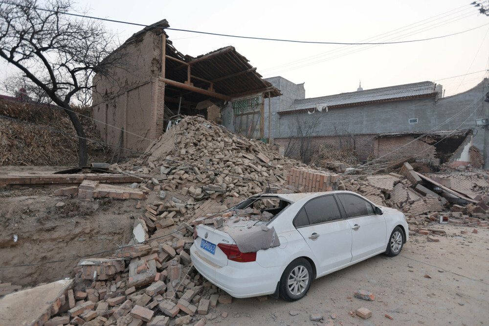 Cutremur devastator în China: cel puțin 127 morți și 730 de răniți. Temperaturile de până la -14 grade îngreunează căutările - Imaginea 3
