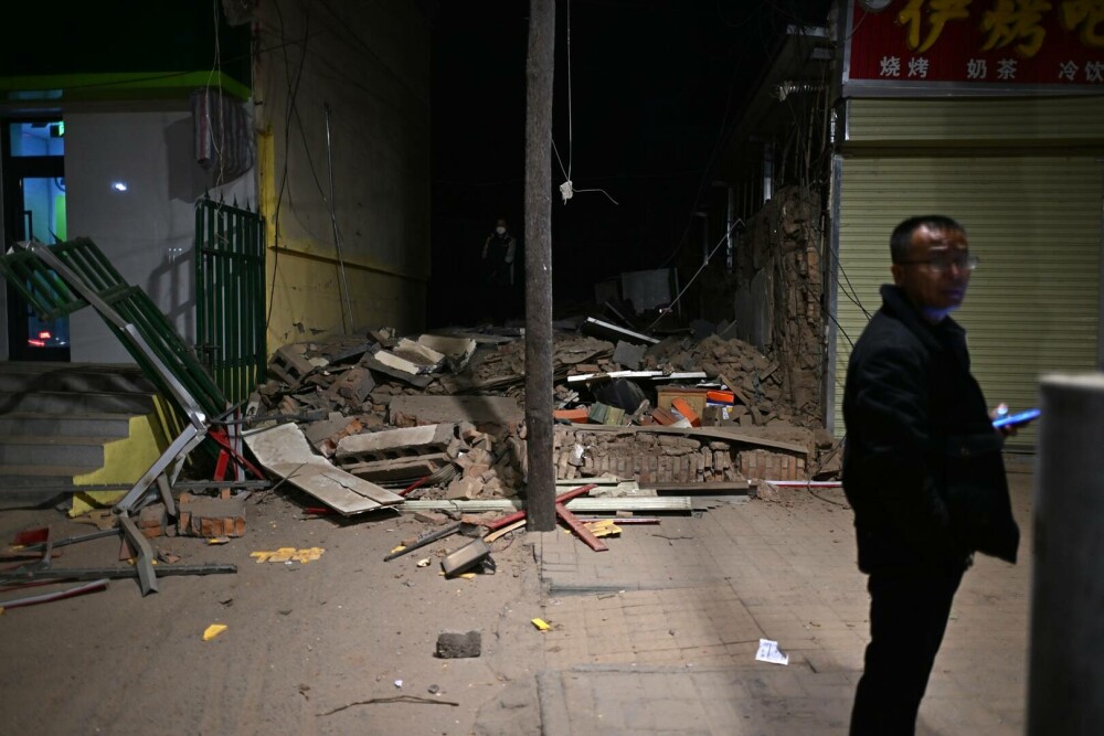 Cutremur devastator în China: cel puțin 127 morți și 730 de răniți. Temperaturile de până la -14 grade îngreunează căutările - Imaginea 6