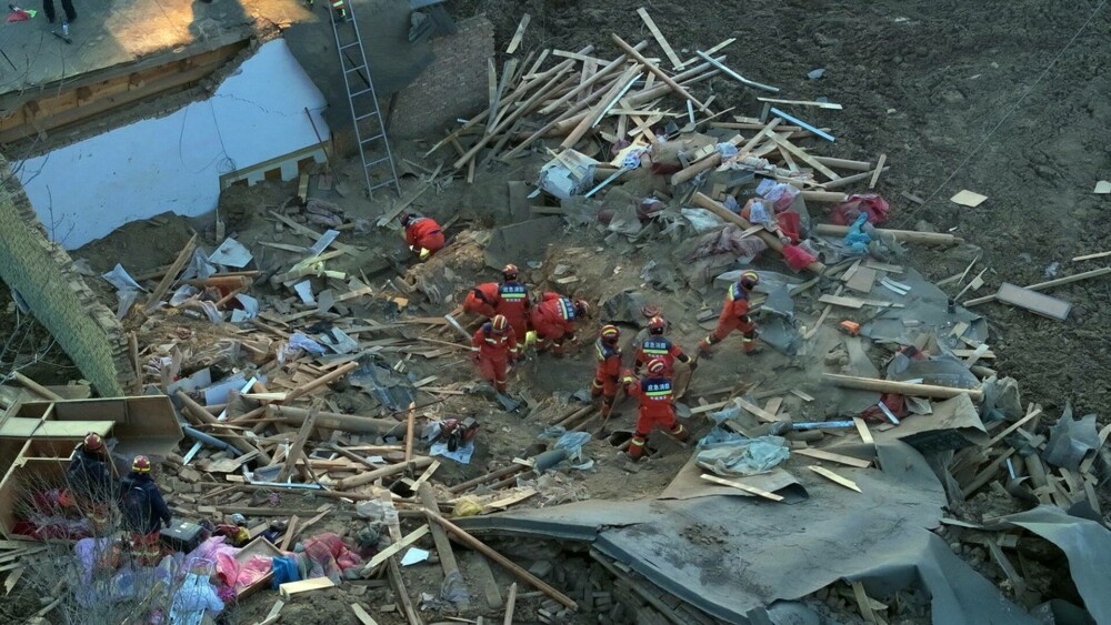 Cutremur devastator în China: cel puțin 127 morți și 730 de răniți. Temperaturile de până la -14 grade îngreunează căutările - Imaginea 10