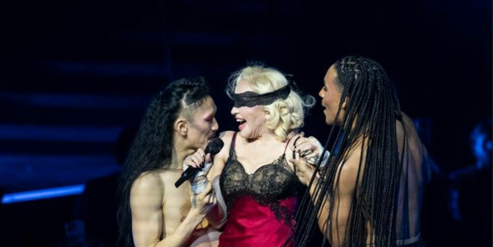 Madonna a fost protagonista unui moment controversat pe scenă. Artista a sărutat o dansatoare în văzul publicului | FOTO - Imaginea 1