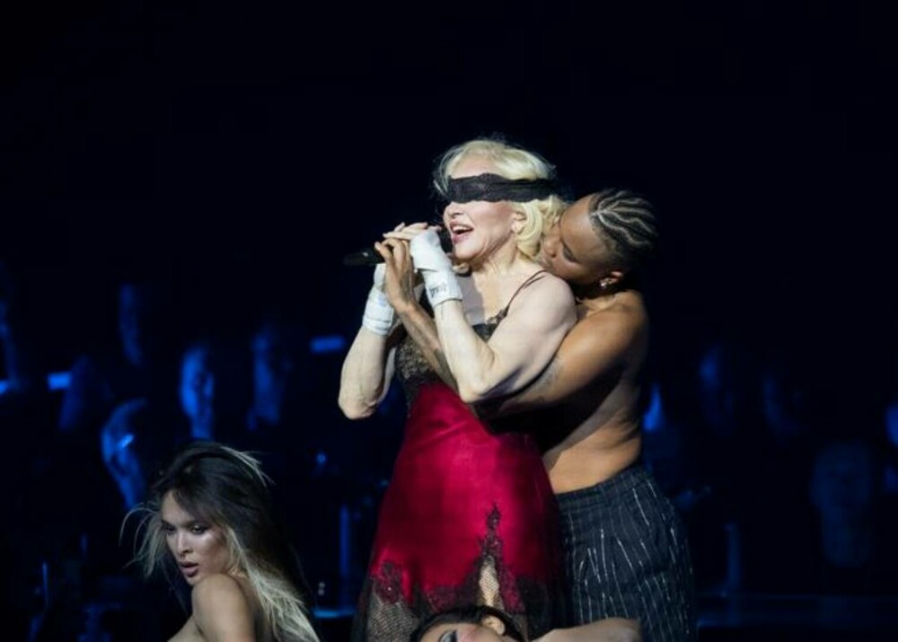 Madonna a fost protagonista unui moment controversat pe scenă. Artista a sărutat o dansatoare în văzul publicului | FOTO - Imaginea 2
