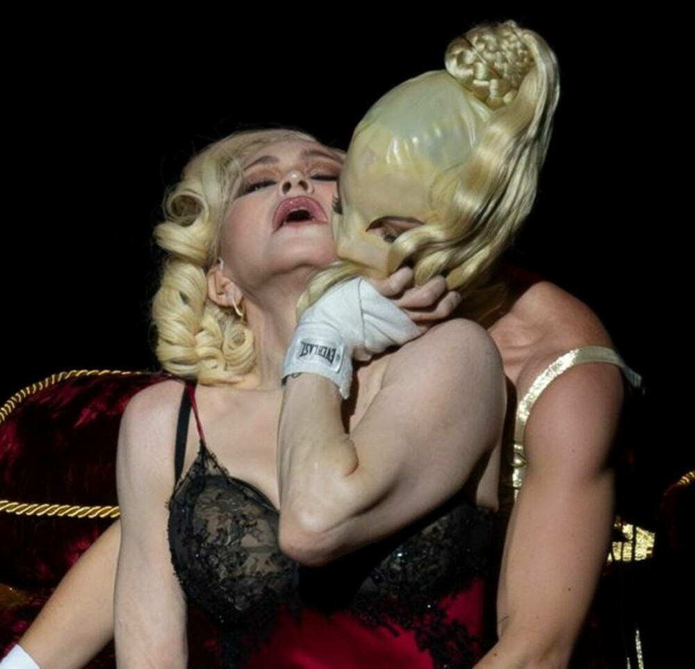 Madonna a fost protagonista unui moment controversat pe scenă. Artista a sărutat o dansatoare în văzul publicului | FOTO - Imaginea 12