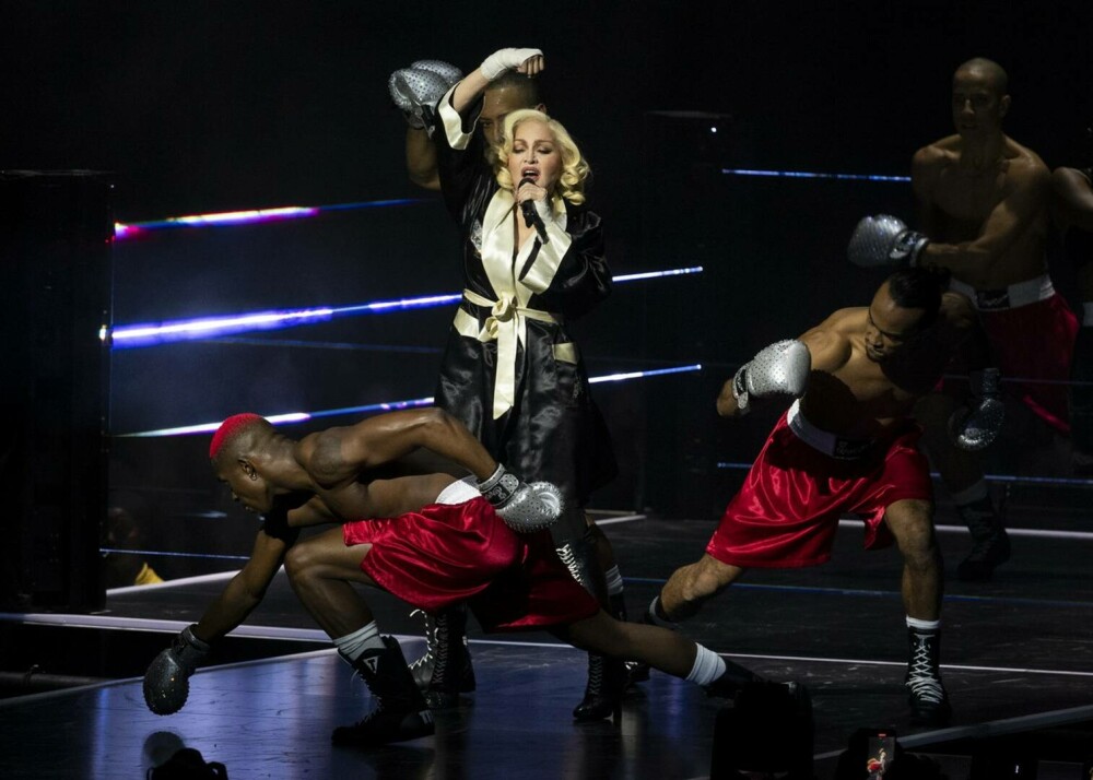 Madonna a fost protagonista unui moment controversat pe scenă. Artista a sărutat o dansatoare în văzul publicului | FOTO - Imaginea 5