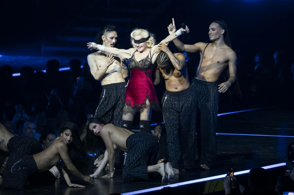 Madonna a fost protagonista unui moment controversat pe scenă. Artista a sărutat o dansatoare în văzul publicului | FOTO - Imaginea 10