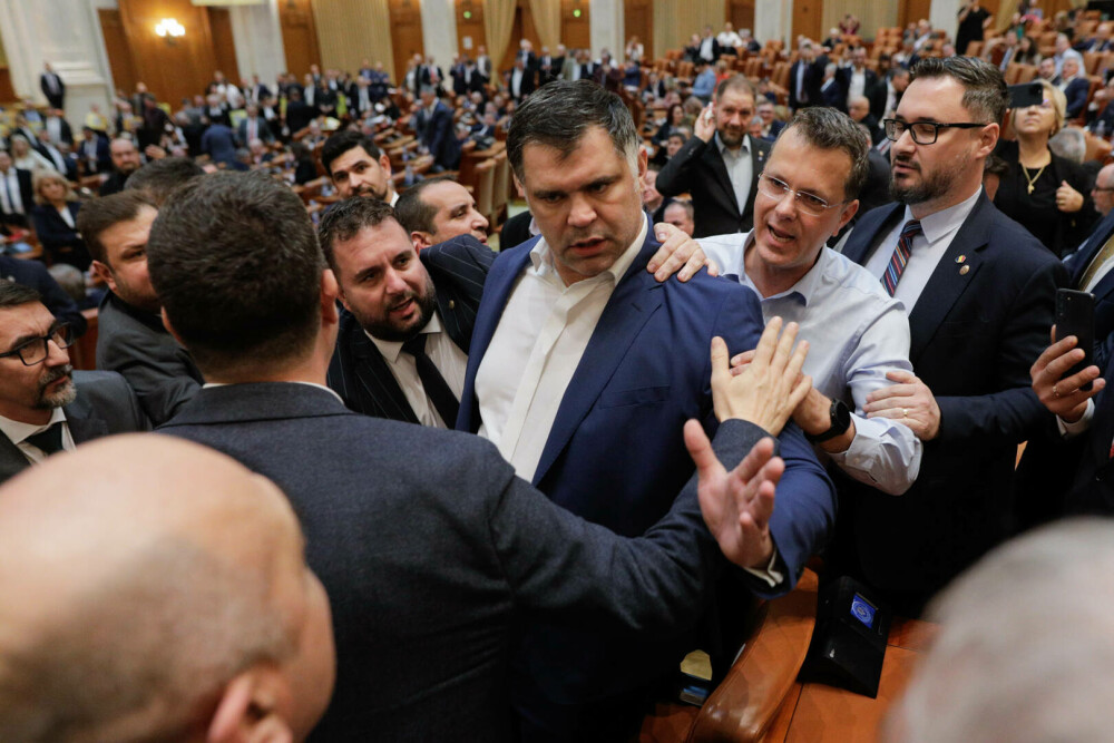 Ei vă cer votul. Scandalul degradant oferit de aleși, de demnitari, în Parlamentul României, în imagini GALERIE FOTO - Imaginea 1