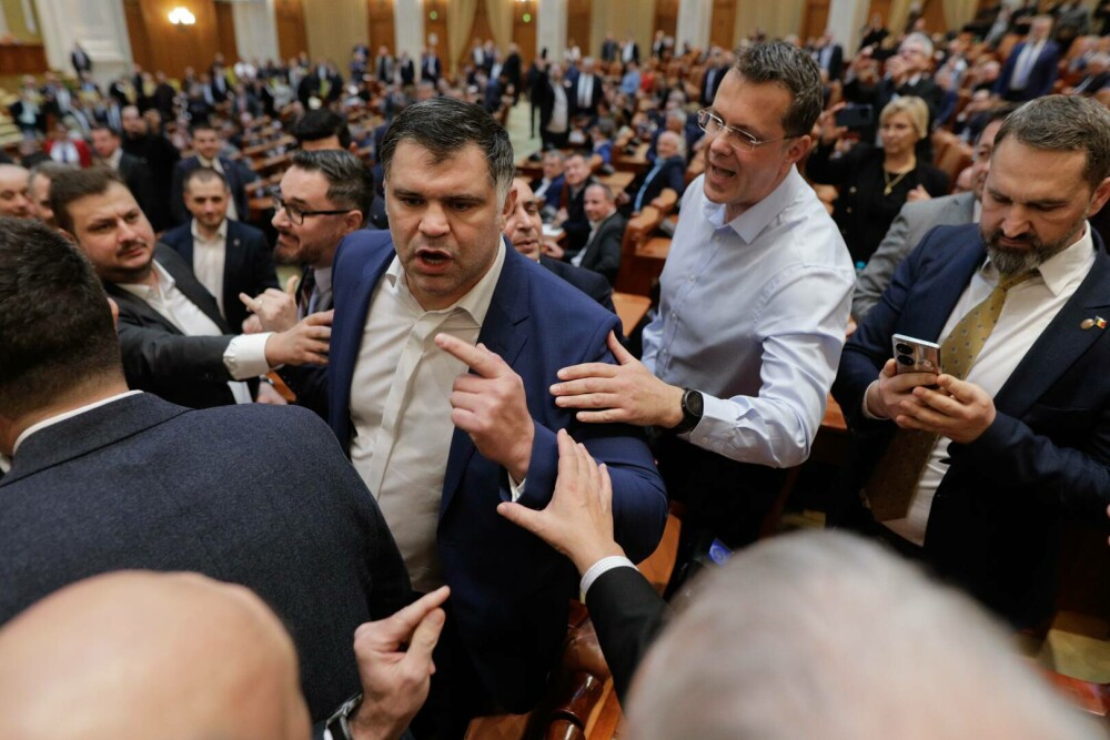 Ei vă cer votul. Scandalul degradant oferit de aleși, de demnitari, în Parlamentul României, în imagini GALERIE FOTO - Imaginea 2