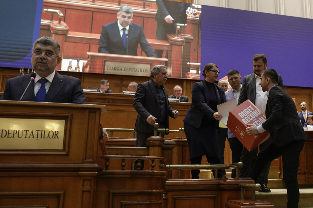 Ei vă cer votul. Scandalul degradant oferit de aleși, de demnitari, în Parlamentul României, în imagini GALERIE FOTO - Imaginea 3