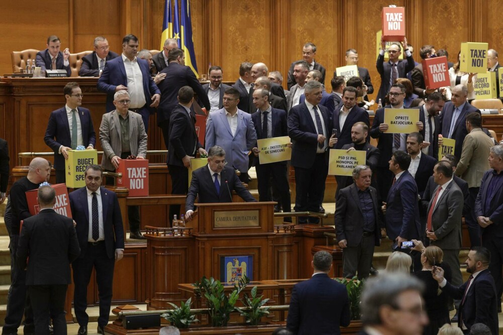 Ei vă cer votul. Scandalul degradant oferit de aleși, de demnitari, în Parlamentul României, în imagini GALERIE FOTO - Imaginea 4