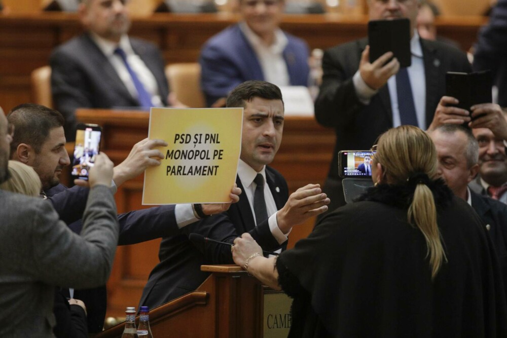 Ei vă cer votul. Scandalul degradant oferit de aleși, de demnitari, în Parlamentul României, în imagini GALERIE FOTO - Imaginea 5