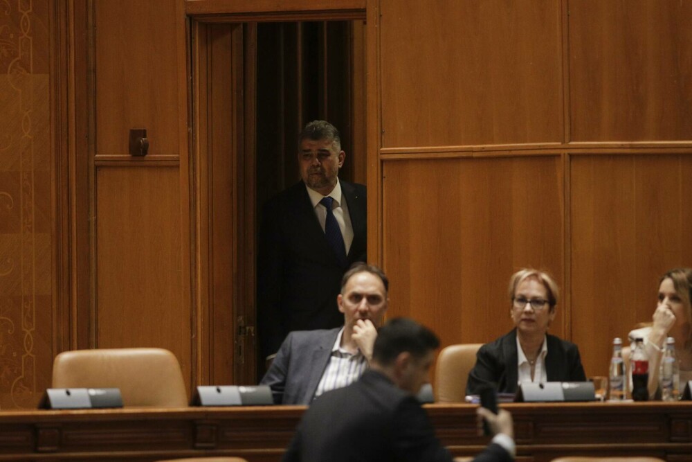Ei vă cer votul. Scandalul degradant oferit de aleși, de demnitari, în Parlamentul României, în imagini GALERIE FOTO - Imaginea 7