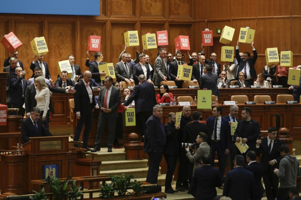 Ei vă cer votul. Scandalul degradant oferit de aleși, de demnitari, în Parlamentul României, în imagini GALERIE FOTO - Imaginea 8