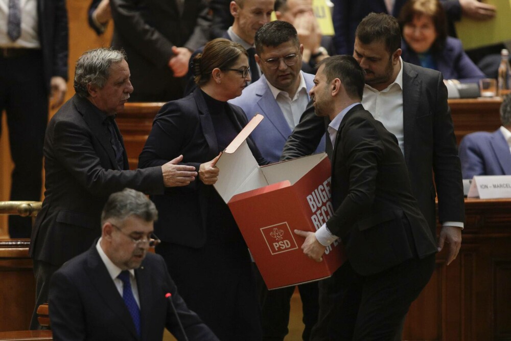 Ei vă cer votul. Scandalul degradant oferit de aleși, de demnitari, în Parlamentul României, în imagini GALERIE FOTO - Imaginea 9