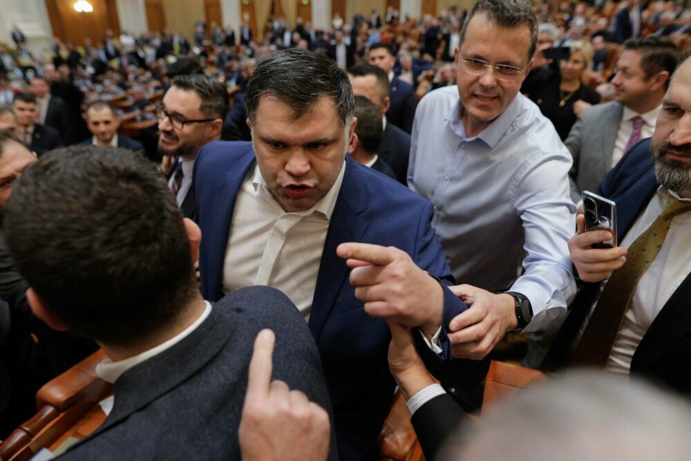 Ei vă cer votul. Scandalul degradant oferit de aleși, de demnitari, în Parlamentul României, în imagini GALERIE FOTO - Imaginea 13