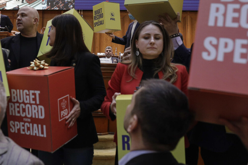 Ei vă cer votul. Scandalul degradant oferit de aleși, de demnitari, în Parlamentul României, în imagini GALERIE FOTO - Imaginea 14