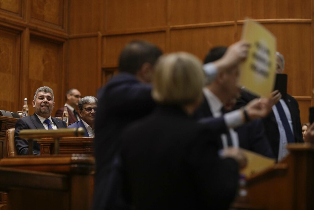 Ei vă cer votul. Scandalul degradant oferit de aleși, de demnitari, în Parlamentul României, în imagini GALERIE FOTO - Imaginea 16
