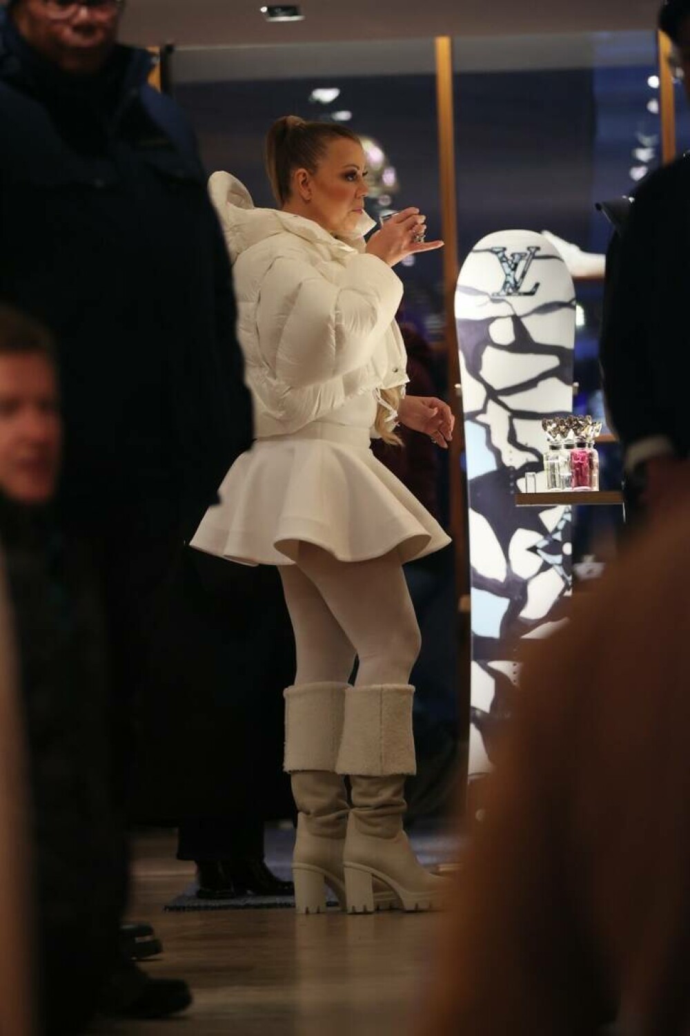 Mariah Carey a mers la cumpărături în magazinele luxoase din Colorado. Ce ținută a purtat. GALERIE FOTO - Imaginea 5