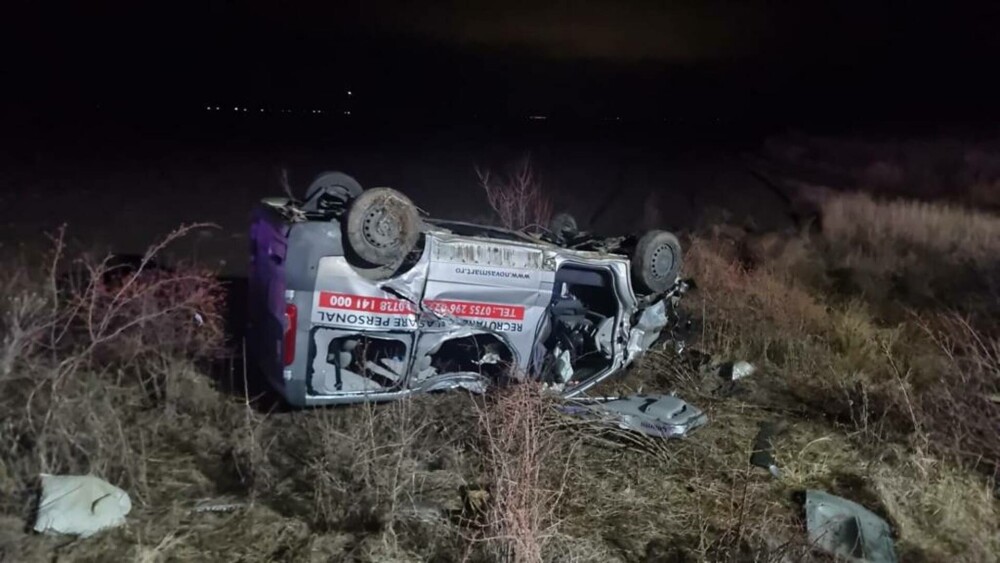 Grav accident în Dâmbovița. Un microbuz cu muncitori care mergeau în Ilfov s-a răsturnat în șanț. FOTO - Imaginea 1