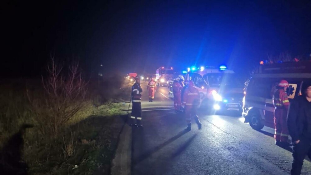 Grav accident în Dâmbovița. Un microbuz cu muncitori care mergeau în Ilfov s-a răsturnat în șanț. FOTO - Imaginea 2