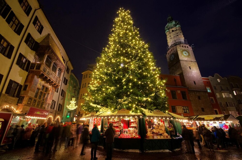 FOTO. Cei mai frumoși brazi de Crăciun din Europa în 2023. Craiova și Brașov sunt în top - Imaginea 7