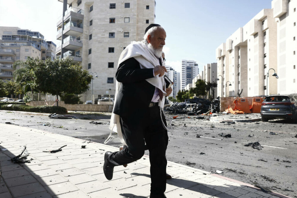 2023 în imagini: războiul Israel - Hamas. Moarte și devastare în Gaza, după luni întregi de lupte crâncene | GALERIE FOTO - Imaginea 45