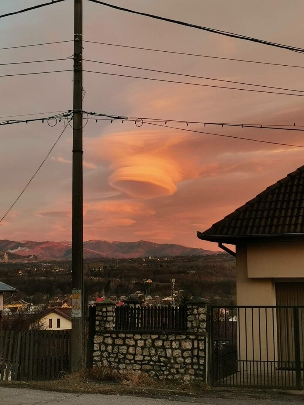 Norul OZN care i-a înspăimântat pe locuitorii din Câmpulung Muscel. Imaginea stranie a creat isterie GALERIE FOTO & VIDEO - Imaginea 1