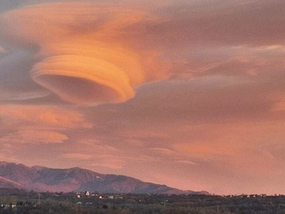 Norul OZN care i-a înspăimântat pe locuitorii din Câmpulung Muscel. Imaginea stranie a creat isterie GALERIE FOTO & VIDEO - Imaginea 2