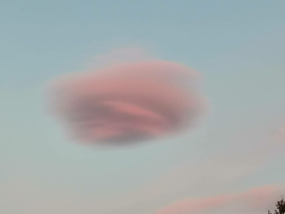 Norul OZN care i-a înspăimântat pe locuitorii din Câmpulung Muscel. Imaginea stranie a creat isterie GALERIE FOTO & VIDEO - Imaginea 4