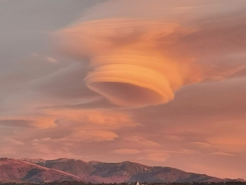 Norul OZN care i-a înspăimântat pe locuitorii din Câmpulung Muscel. Imaginea stranie a creat isterie GALERIE FOTO & VIDEO - Imaginea 8