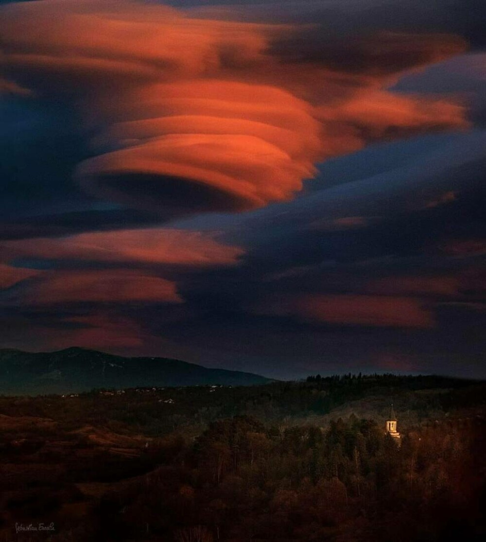 Norul OZN care i-a înspăimântat pe locuitorii din Câmpulung Muscel. Imaginea stranie a creat isterie GALERIE FOTO & VIDEO - Imaginea 11