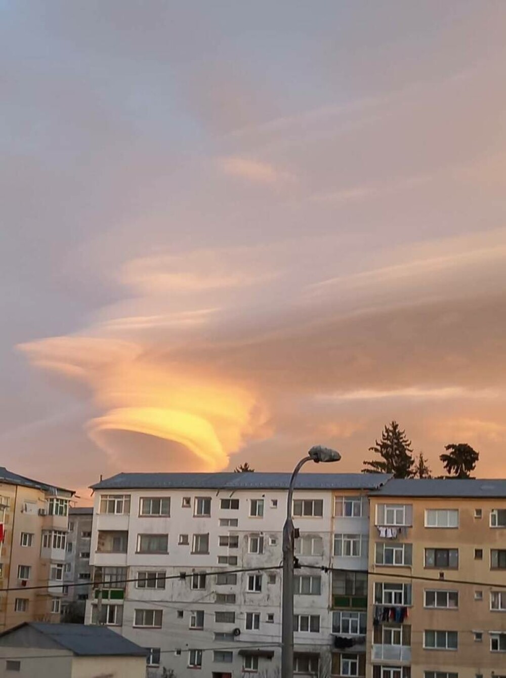 Norul OZN care i-a înspăimântat pe locuitorii din Câmpulung Muscel. Imaginea stranie a creat isterie GALERIE FOTO & VIDEO - Imaginea 13