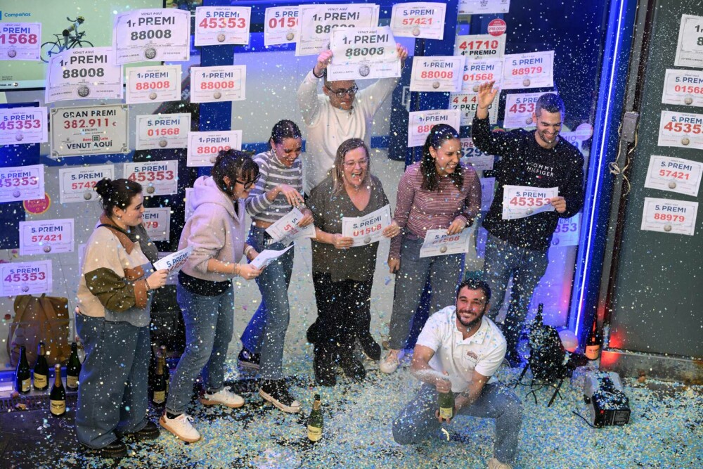 Cum au sărbătorit spaniolii după ce au fost dezvăluiţi câştigătorii loteriei „El Gordo”. FOTO - Imaginea 1