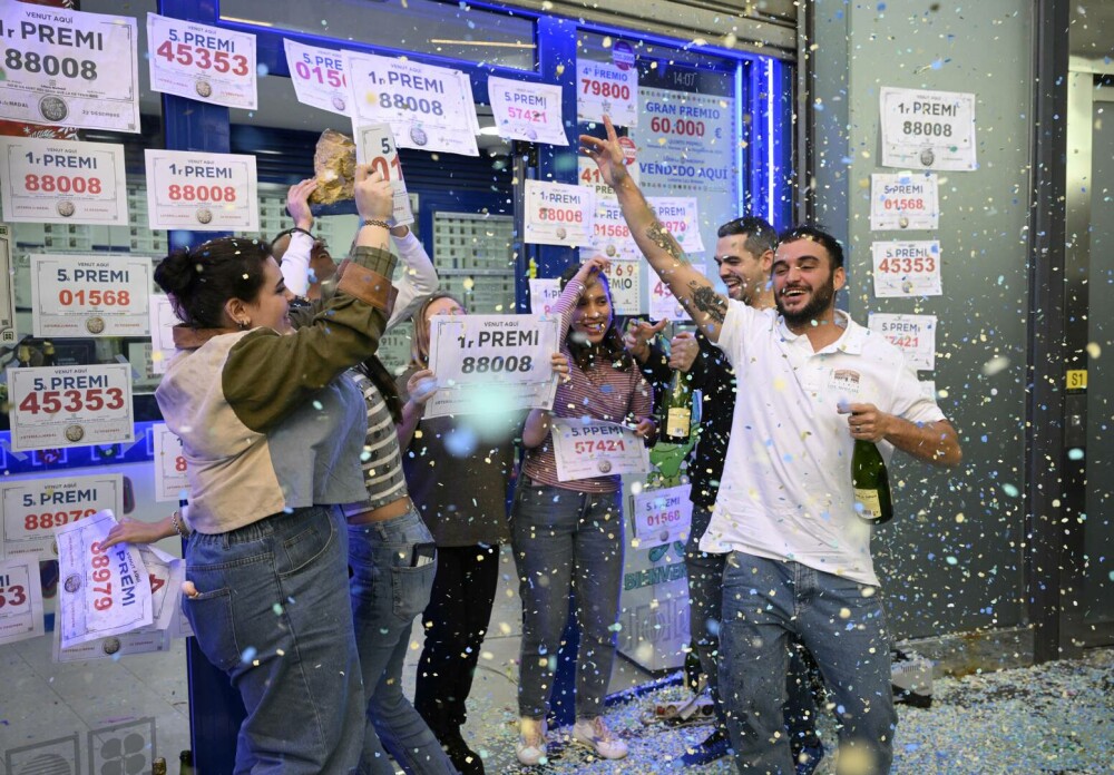 Cum au sărbătorit spaniolii după ce au fost dezvăluiţi câştigătorii loteriei „El Gordo”. FOTO - Imaginea 2