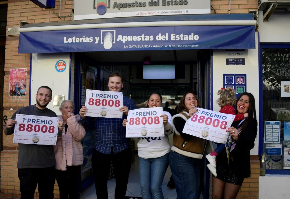 Cum au sărbătorit spaniolii după ce au fost dezvăluiţi câştigătorii loteriei „El Gordo”. FOTO - Imaginea 6