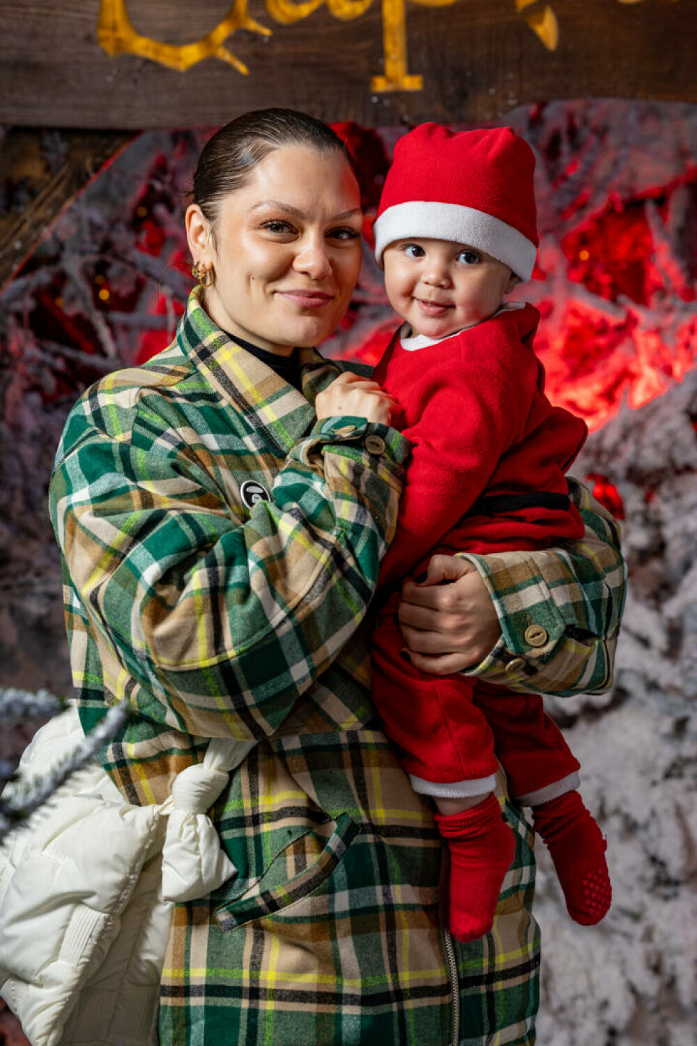 Imagini emoționante cu Jessie J și fiul ei. Cântăreața a fost la casa lui Moș Crăciun alături de familia ei. FOTO - Imaginea 6