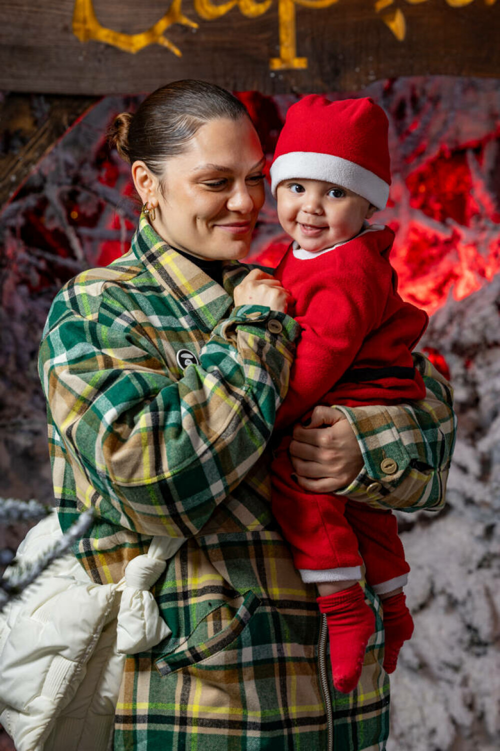 Imagini emoționante cu Jessie J și fiul ei. Cântăreața a fost la casa lui Moș Crăciun alături de familia ei. FOTO - Imaginea 7