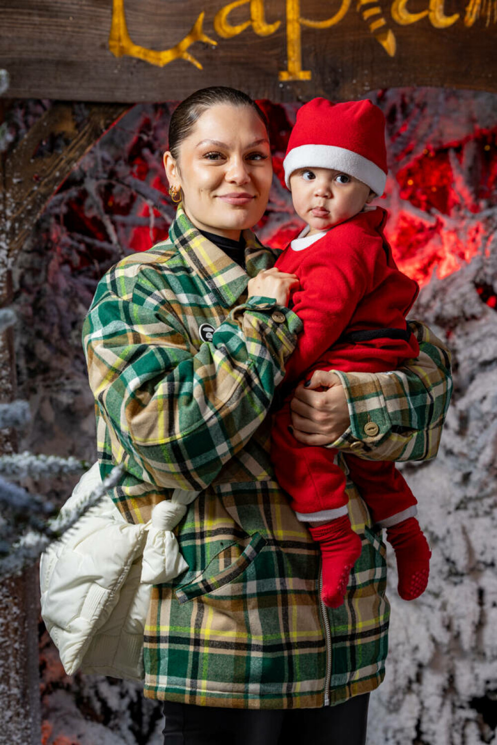 Imagini emoționante cu Jessie J și fiul ei. Cântăreața a fost la casa lui Moș Crăciun alături de familia ei. FOTO - Imaginea 8