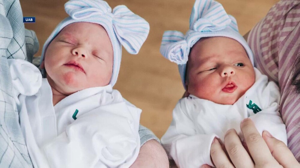 O femeie a născut două fetițe gemene din două utere diferite, una pe cale naturală și una prin cezariană - Imaginea 1