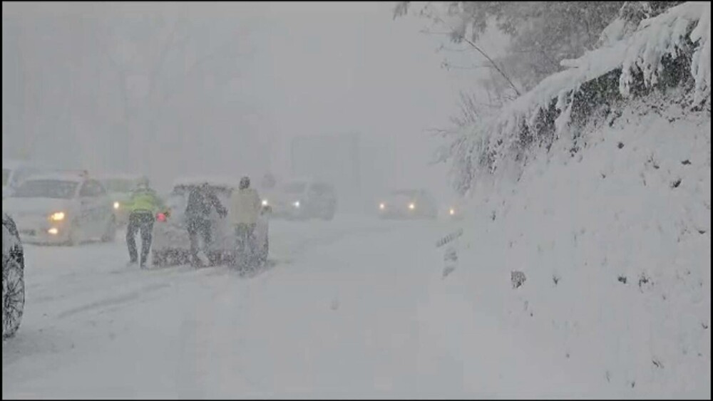 Dezastru în România, lovită de o furtună polară. Pe șosele a fost haos: „Calvar pe DN1! România, totul e posibil” - Imaginea 2