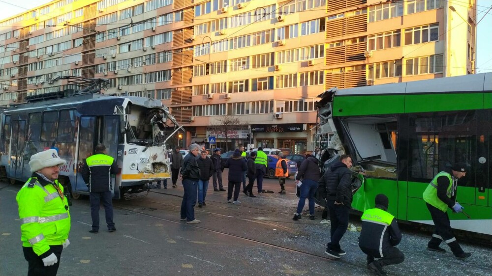 Două tramvaie s-au ciocnit frontal în București. Vatmanii și un călător au fost răniți GALERIE FOTO - Imaginea 1