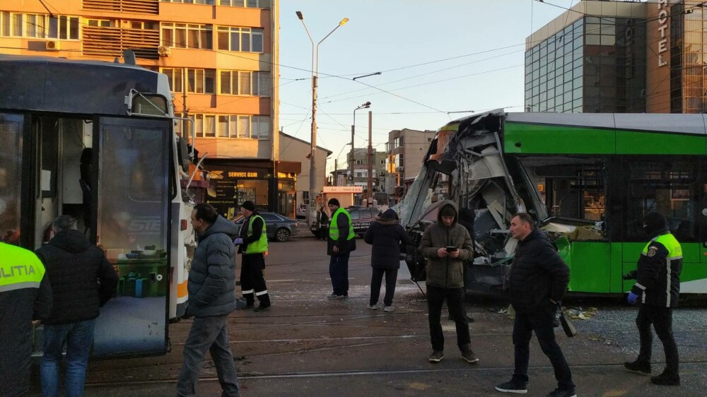 Două tramvaie s-au ciocnit frontal în București. Vatmanii și un călător au fost răniți GALERIE FOTO - Imaginea 2