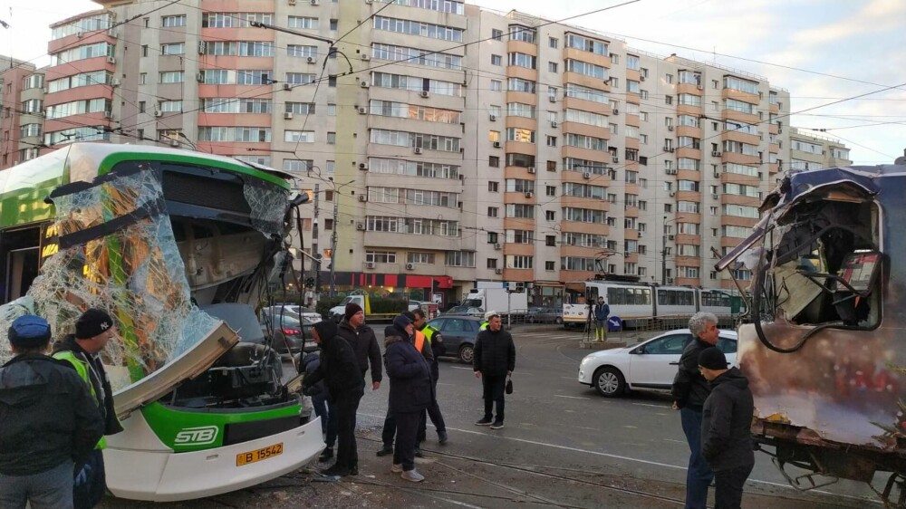 Două tramvaie s-au ciocnit frontal în București. Vatmanii și un călător au fost răniți GALERIE FOTO - Imaginea 3