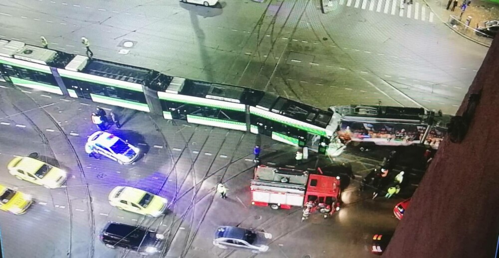 Două tramvaie s-au ciocnit frontal în București. Vatmanii și un călător au fost răniți GALERIE FOTO - Imaginea 4