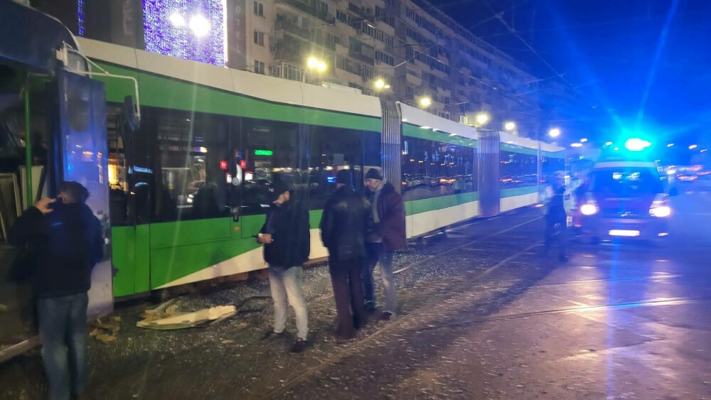 Două tramvaie s-au ciocnit frontal în București. Vatmanii și un călător au fost răniți GALERIE FOTO - Imaginea 7