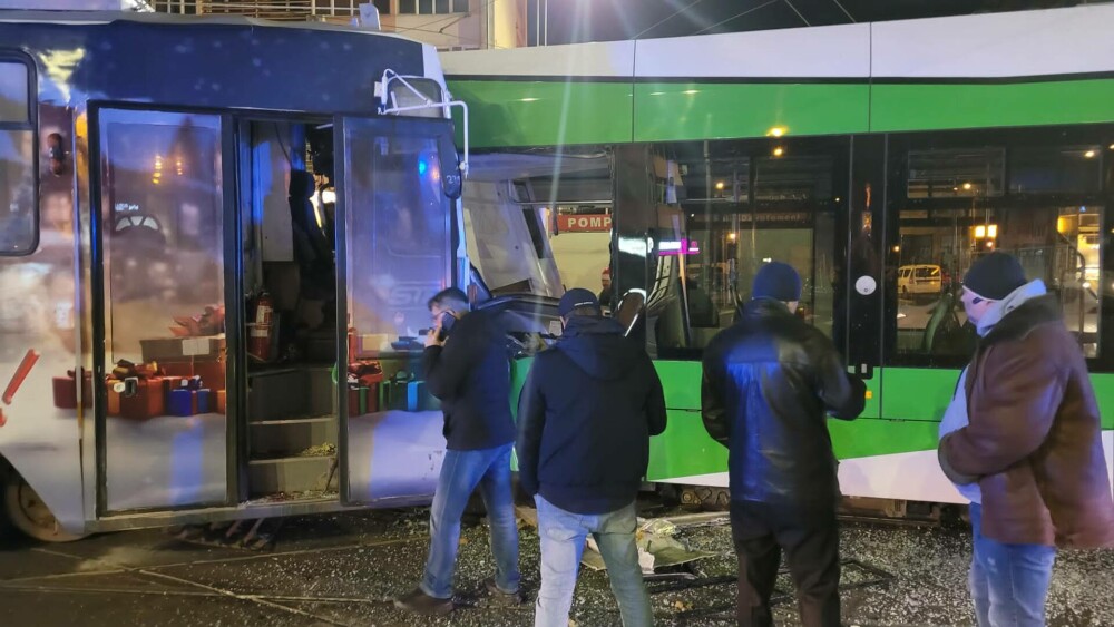 Două tramvaie s-au ciocnit frontal în București. Vatmanii și un călător au fost răniți GALERIE FOTO - Imaginea 8