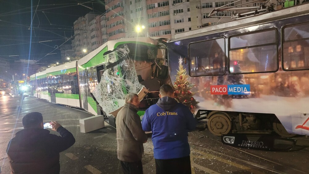 Două tramvaie s-au ciocnit frontal în București. Vatmanii și un călător au fost răniți GALERIE FOTO - Imaginea 9