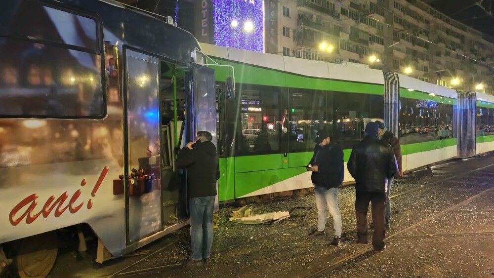 Două tramvaie s-au ciocnit frontal în București. Vatmanii și un călător au fost răniți GALERIE FOTO - Imaginea 10