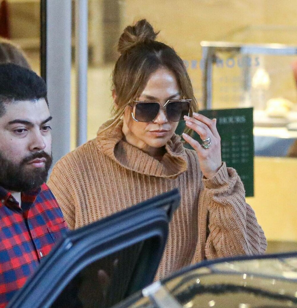 Jennifer Lopez a mers la cumpărături pentru Crăciun cu mama ei. Ce ținută a purtat. FOTO - Imaginea 2